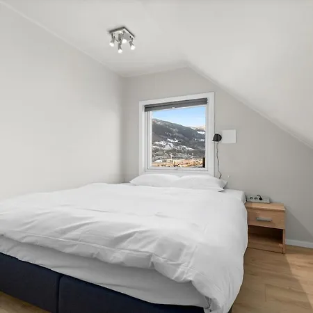 6 Bedroom House With Great View *