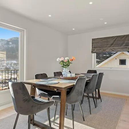 6 Bedroom House With Great View Semesterbostad