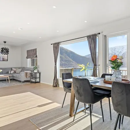 6 Bedroom House With Great View Nyaraló Sogndal