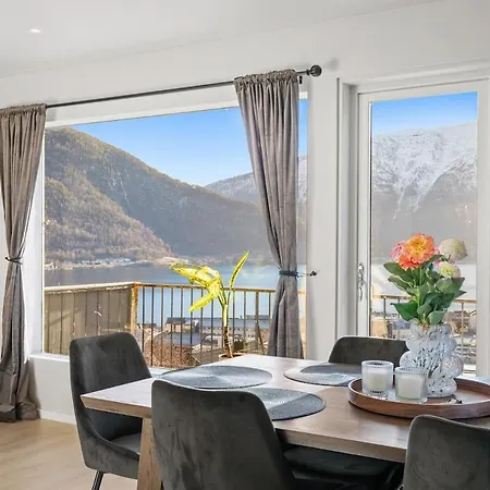 6 Bedroom House With Great View *