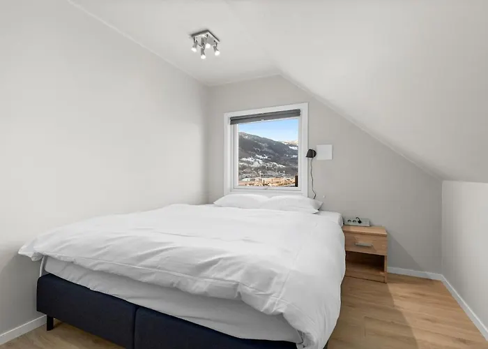 6 Bedroom House With Great View *