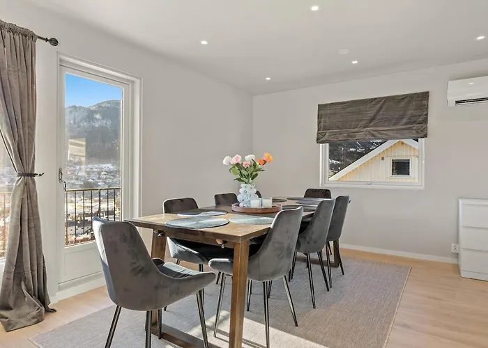 6 Bedroom House With Great View Semesterbostad